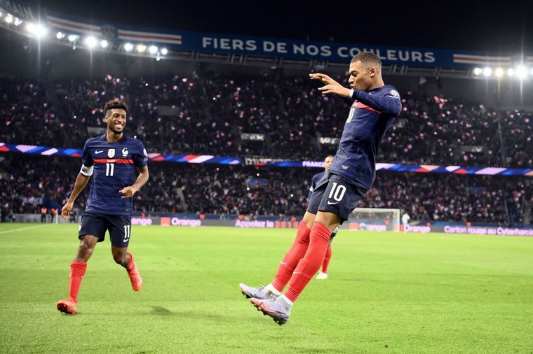 Kylian Mbappé anotó cuatro de los ocho goles del conjunto 