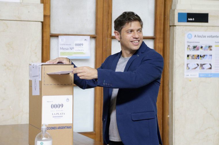 FOTO: El gobernador bonaerense Axel Kicillof emitió su voto en La Plata.