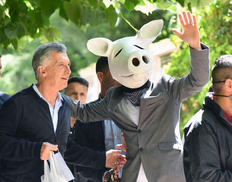 FOTO: El "chancho elector" posó con Macri