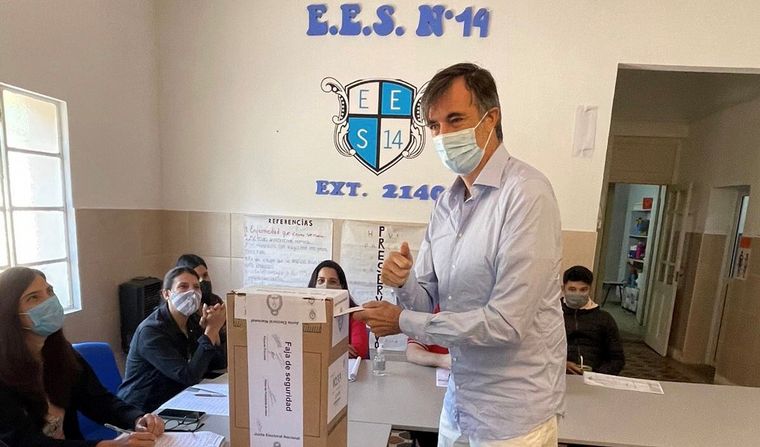 FOTO: Esteban Bullrich fue ovacionado cuando fue a votar en Junín.
