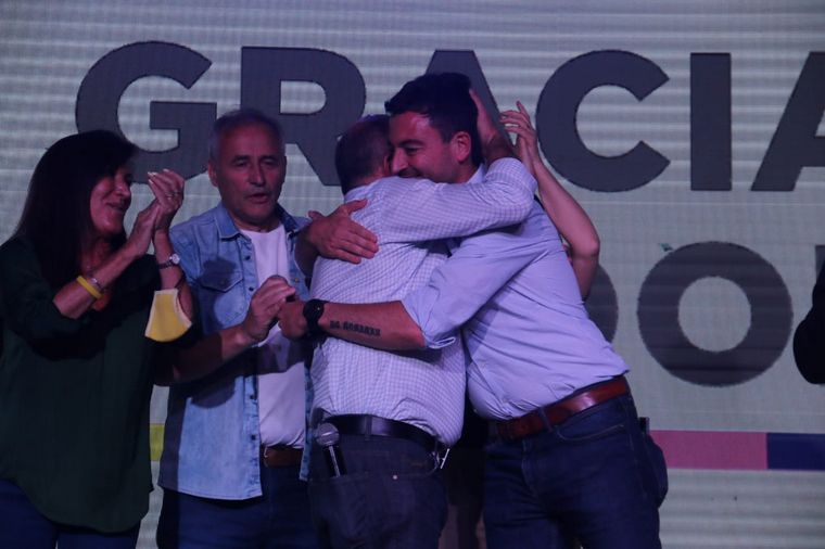 FOTO: Luis Juez y Rodrigo De Loredo celebran la victoria de Juntos por el Cambio.