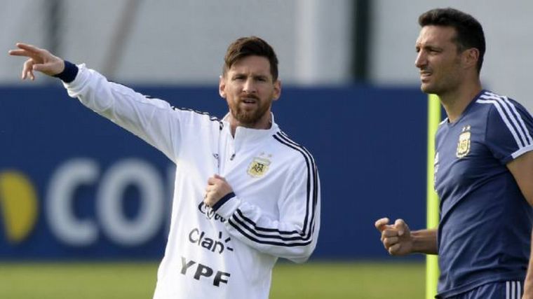 Messi, junto a Scaloni.
