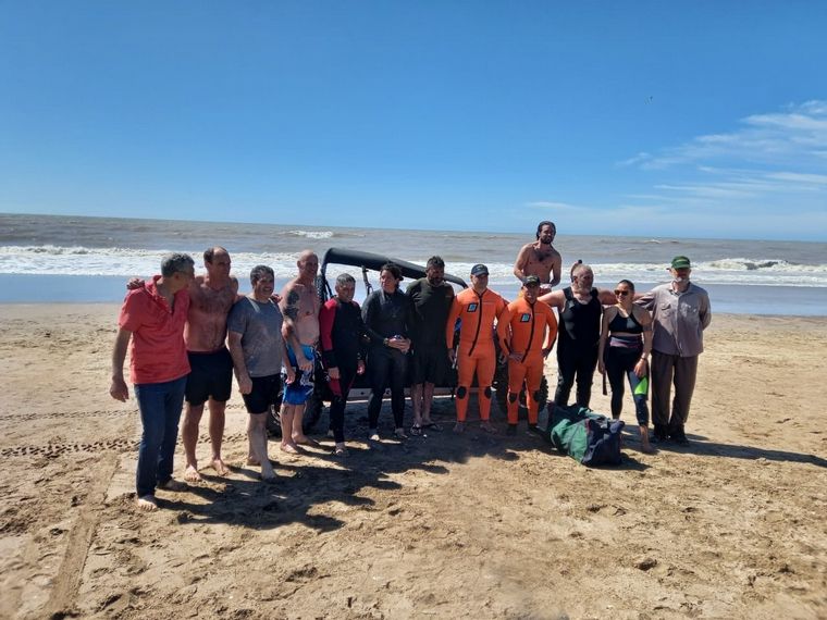 FOTO: Rescataron y devolvieron al mar a una ballena varada en Villa Gesell