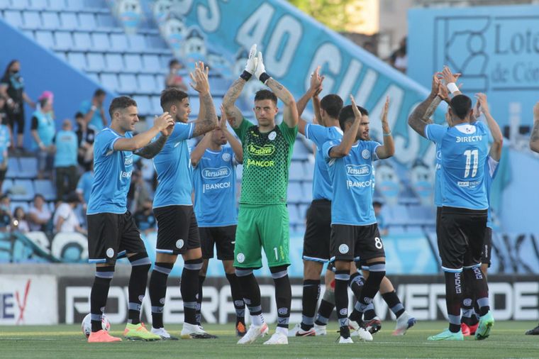 FOTO: Belgrano, sin chances, se mide con Quilmes en Alberdi.
