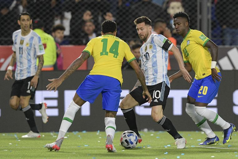 FOTO: Lionel Messi, en una escena del duelo ante Brasil.