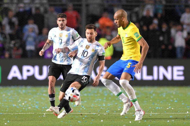 FOTO: Messi jugando en la Selección contra Brasil