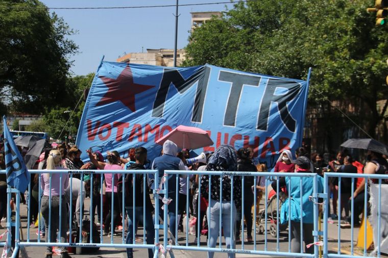 FOTO: Organizaciones sociales realizan un acampe en bulevar Perón de Córdoba.