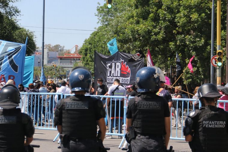 FOTO: Organizaciones sociales realizan un acampe en bulevar Perón de Córdoba.