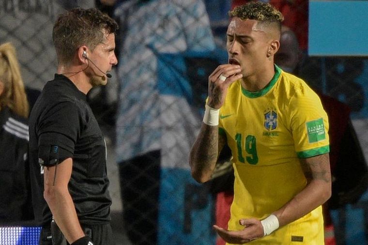 Los árbitros uruguayos no sancionaron el codazo de Otamendi a Raphinha