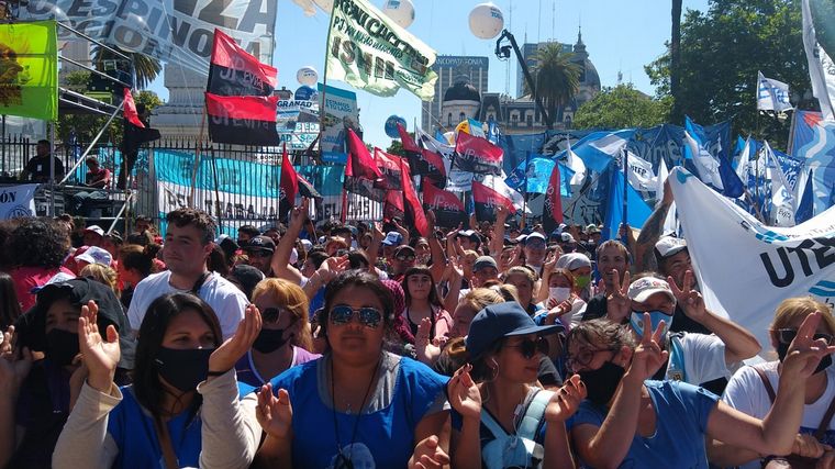 Una multitud se congregó en Plaza de Mayo.