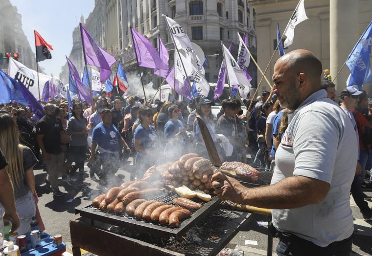 Miles de personas llegaron hasta Plaza de Mayo para celebrar el Día de la Militancia
