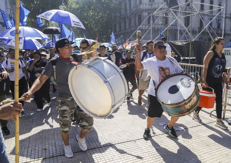 Miles de personas llegaron hasta Plaza de Mayo para celebrar el Día de la Militancia