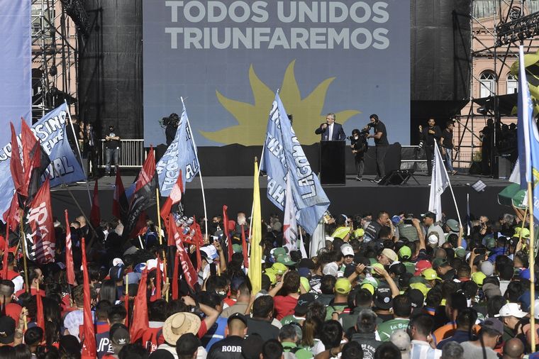 Miles de personas llegaron hasta Plaza de Mayo para celebrar el Día de la Militancia