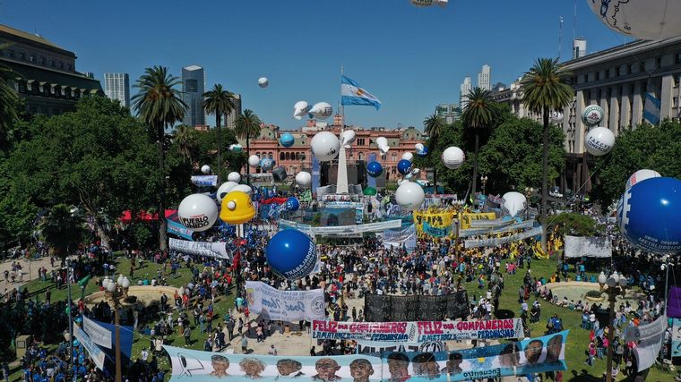 Miles de personas llegaron hasta Plaza de Mayo para celebrar el Día de la Militancia