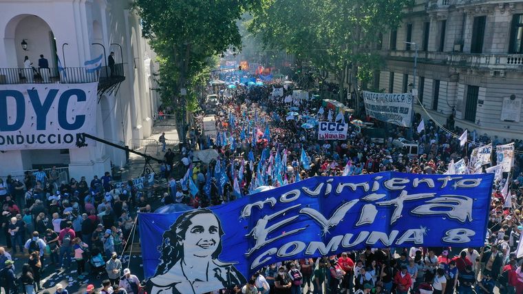 Miles de personas llegaron hasta Plaza de Mayo para celebrar el Día de la Militancia