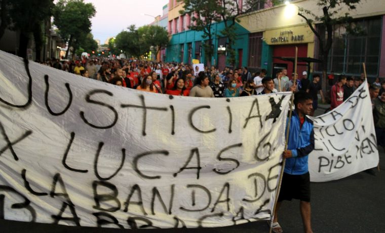 Familiares y amigos protestaron tras el crimen de Lucas.