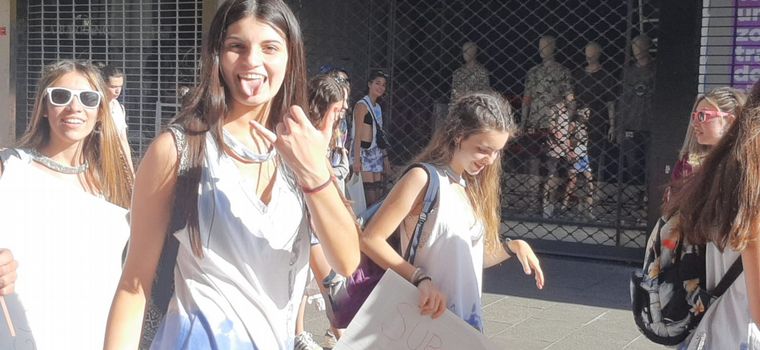 FOTO: Estudiantes secundarios se adueñan de las calles rosarinas