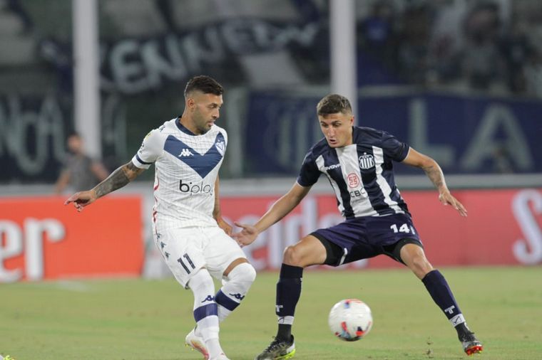 FOTO: Talleres y Vélez se enfrentan en un duelo clave por el acceso a la Libertadores.