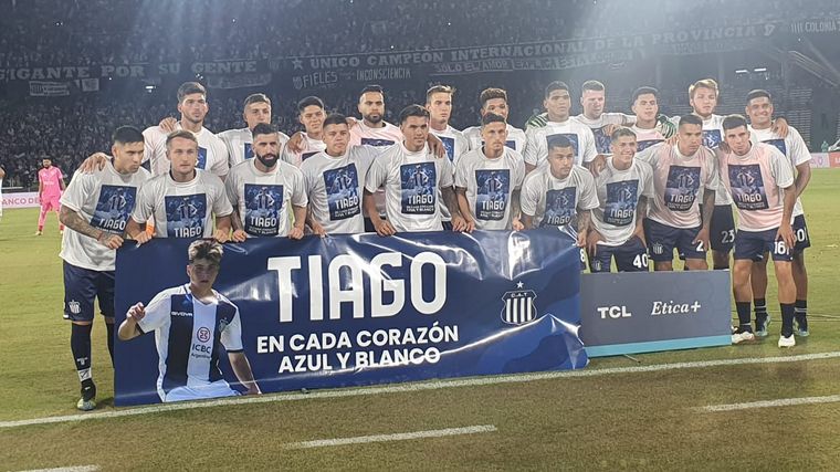 El plantel de Talleres rindió homenaje al juvenil fallecido.