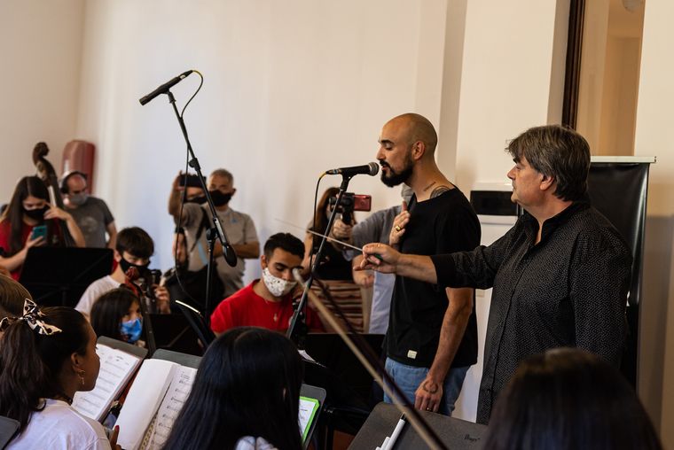 FOTO: Abel Pintos cantó con la Orquesta Municipal Infanto Juvenil marplatense.