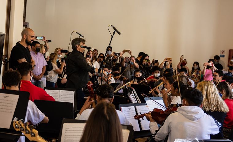Abel Pintos cantó con la Orquesta Municipal Infanto Juvenil marplatense.