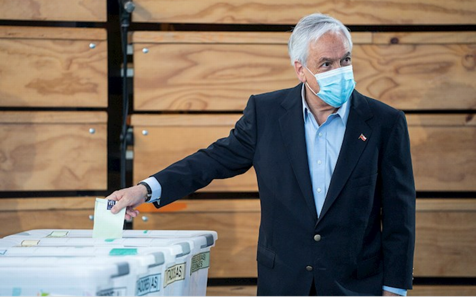 FOTO: Sebastián Piñera, presidente de Chile, votó en los comicios de este domingo.