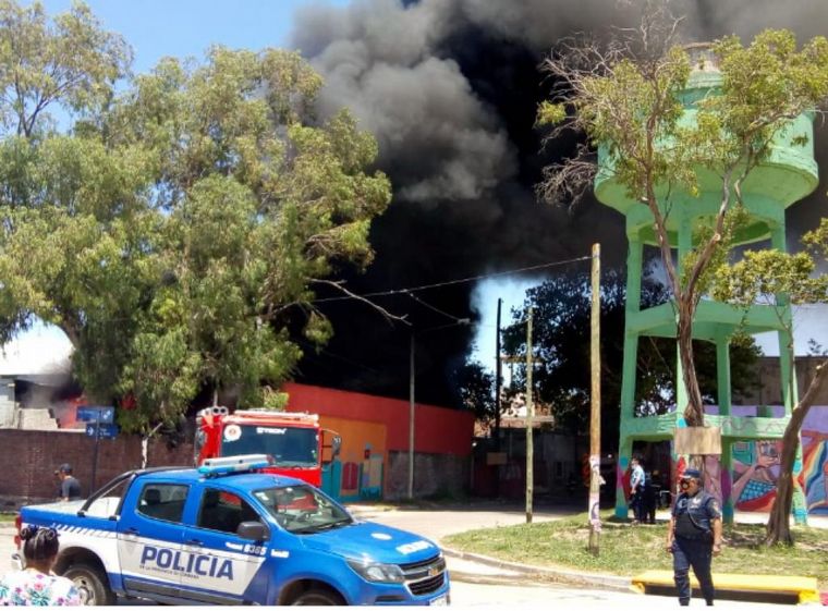 FOTO: Se incendió una fábrica de reciclado en barrio Müller.