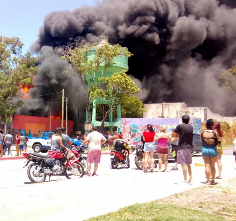 FOTO: Se incendió un depósito de plásticos en barrio Müller.