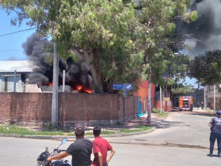 Se incendió un depósito de plásticos en barrio Müller.