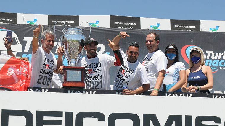 Santero, la copa y el festejo del equipo campeón de TN/C3.