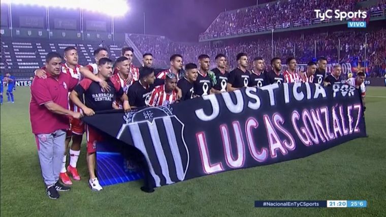 FOTO: Barracas Central usó una remera que decía "Justicia por Lucas González".