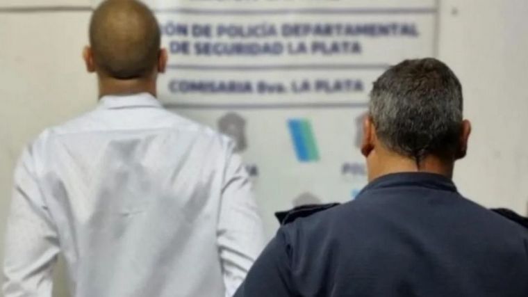 Un hombre decapitó a su madre y se entregó a la Policía