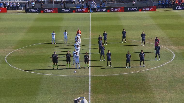 Espectacular homenaje a Maradona en el partido entre Talleres y Gimnasia.