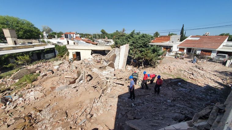 FOTO: Reducida a escombros, así quedó la casa tras la explosión en barrio Marqués.