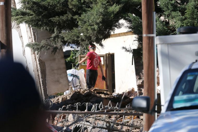 FOTO: Reducida a escombros, así quedó la casa tras la explosión en barrio Marqués.