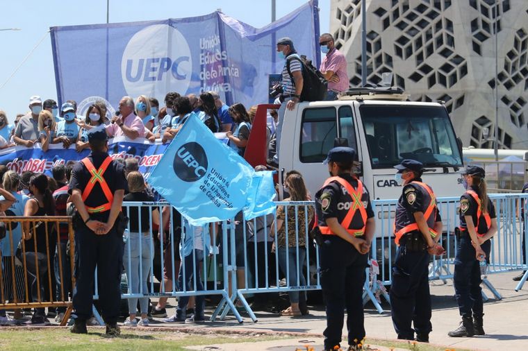 Docentes de UEPC cortan Bv. Perón en reclamo de paritarias