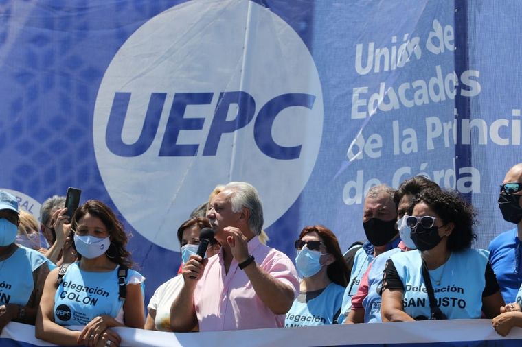 Docentes de UEPC cortan Bv. Perón en reclamo de paritarias