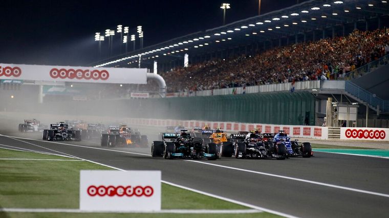 Hamilton, recupera; Vestappen, resiste; la F1 debuta en el nuevo circuito de Jeddah