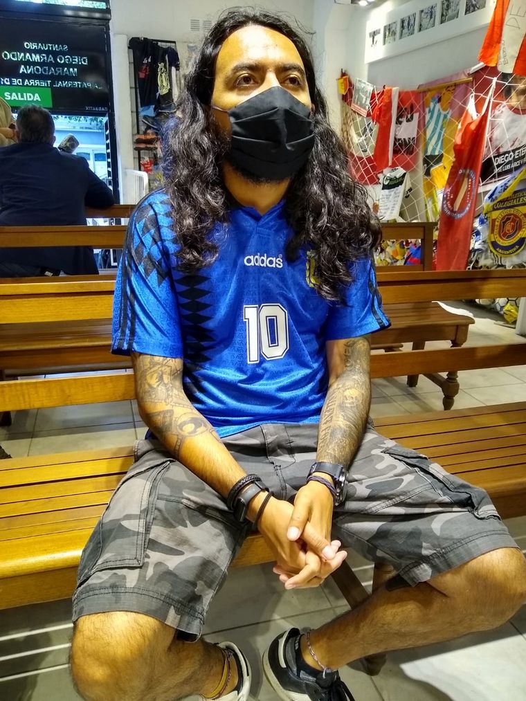 Es de Guatemala y viajó a Argentina para homenajear a Diego