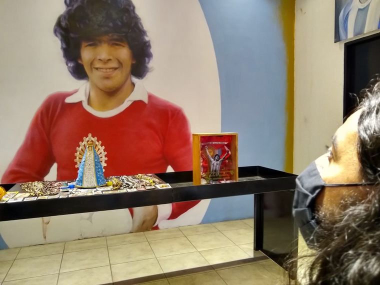 FOTO: Es de Guatemala y viajó a Argentina para homenajear a Diego
