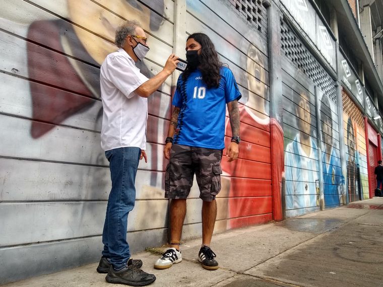 FOTO: Es de Guatemala y viajó a Argentina para homenajear a Diego