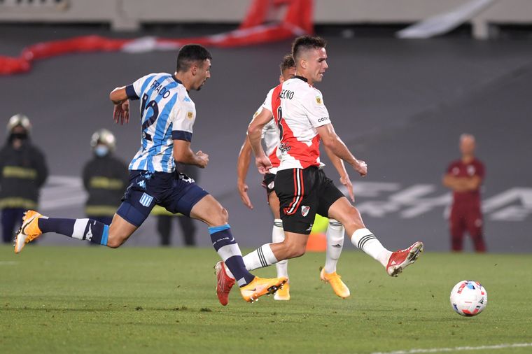 River Plate , que enfrenta a Racing por la 22da. fecha del torneo de la Liga Profesio