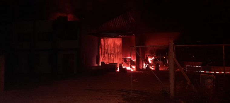 AUDIO: Un incendio provocó daños totales en una fábrica de piletas