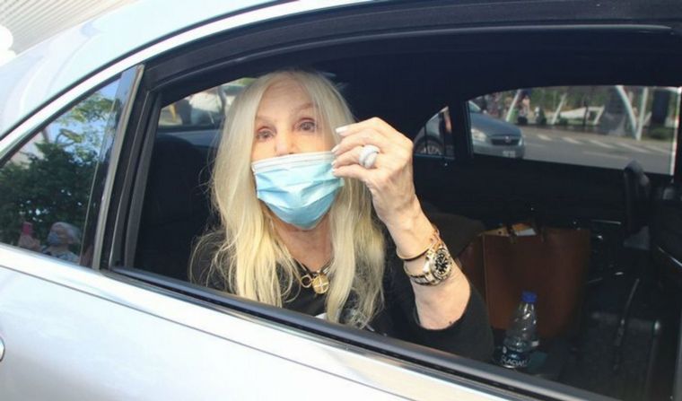 La diva se retiró en su auto.