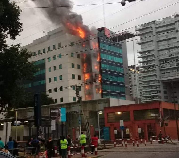 FOTO: Incendio en un edificio en Buenos Aires.