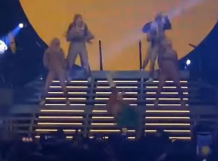 Karol G asustó a su público y equipo con su aparatosa caída.
