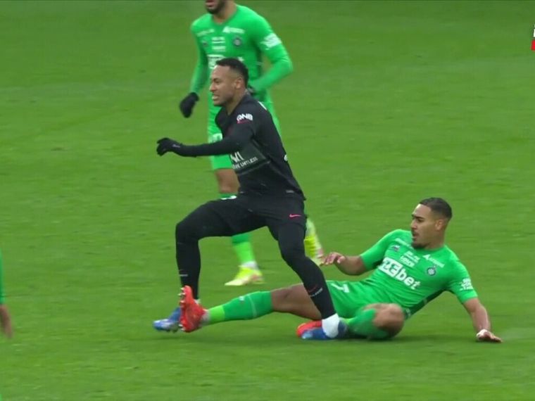 Neymar se retiró de la cancha en camilla por una terrible lesión.