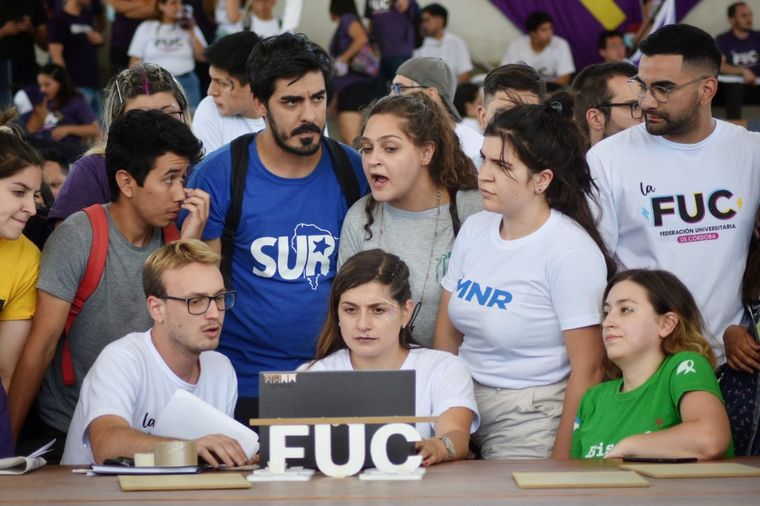 FOTO: La Franja Morada arrasó en las elecciones de la Federación Universitaria de Córdoba.