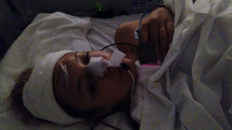 FOTO: Dieron el alta a la joven agolpeada en brutal asalto