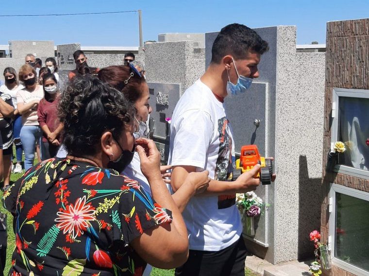 Familiares, amigos y vecinos le dieron el último adiós a Lucio Dupuy.